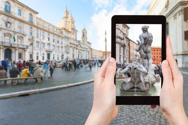 Touristenfotos Brunnen auf der Piazza Navona — Stockfoto