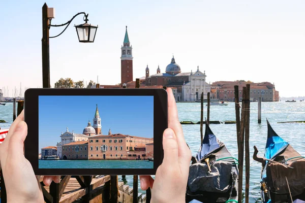 Tourist photographs San Giorgio Maggiore in Venice — Stock Photo, Image