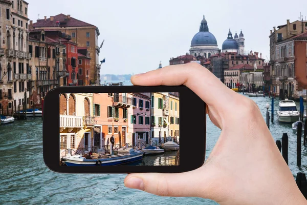 Tourist photographs palaces in Venice city — Stock Photo, Image