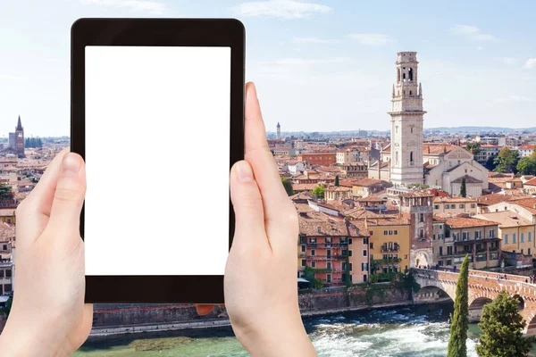 Turistické město Verona fotografie na tabletu — Stock fotografie