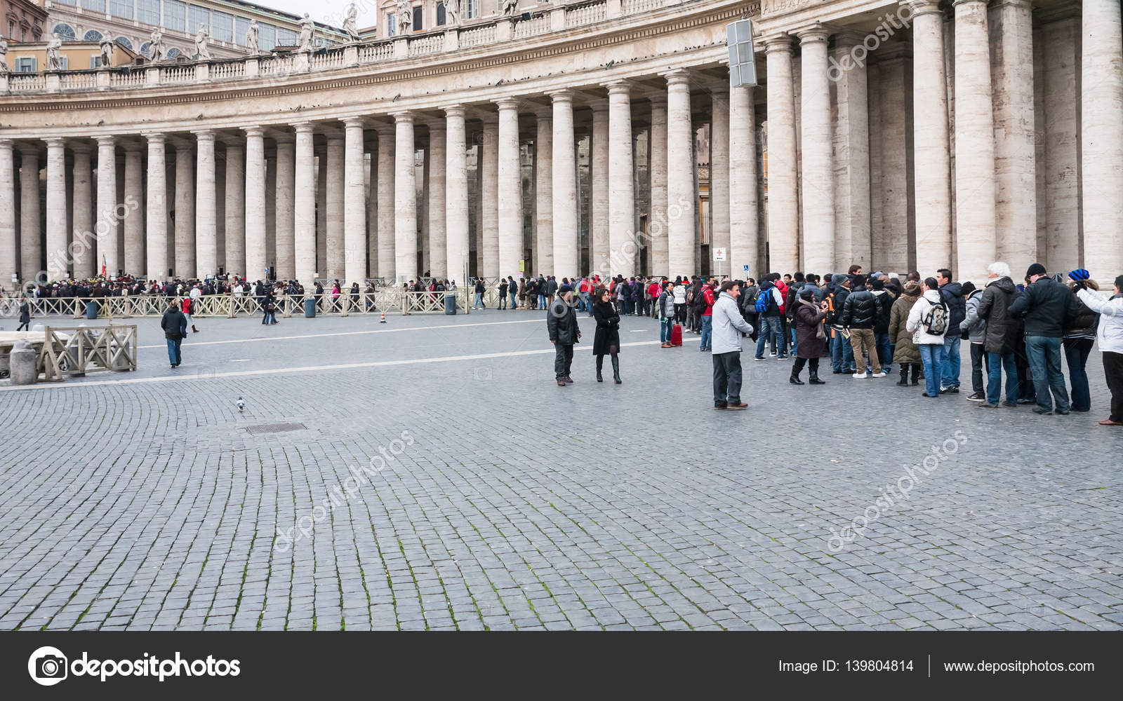 队列的访问者在梵蒂冈圣伯多大殿—— 库存社论照片© vvoennyy #139804814, image size:1600x1000