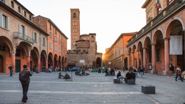 Bolonya 'daki Piazza Giuseppe Verdi' deki insanlar