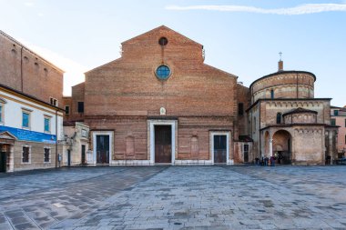 Padua vaftizhane ile bazilika önden görünüm