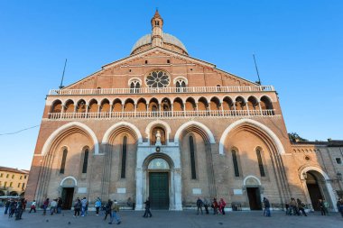 Basilica of Saint Antuan yakın kişi