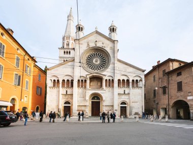 Corso Duomo ve Modena şehir katedralde görünümü