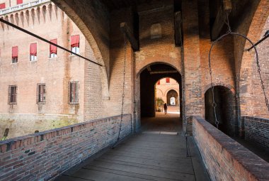 Ferrara, Castello Estense için bir asma köprü