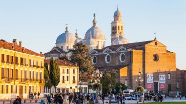 Prato della Valle ve Basilica Santa Giustina