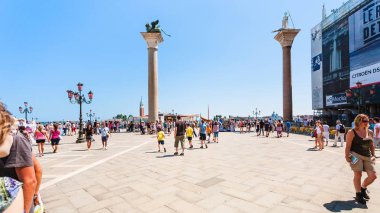 Piazza San Marco Venedik üzerinde turist