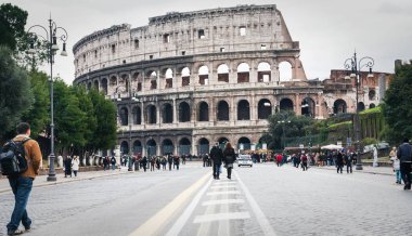 via dei Fori Imperiali ve colosseum insanlar