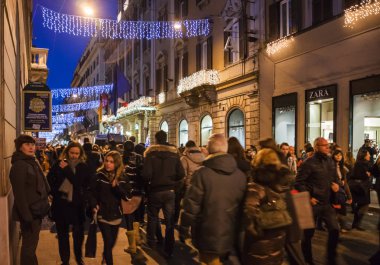 insanlar alışveriş caddesi Roma City gecede üzerinde