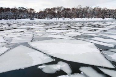 alacakaranlıkta buzlar Nehri'nin yüzeyinde Ergitme