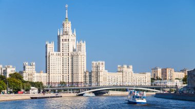Moskova Nehri ve kule bina Moskova'da