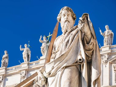 Havari Paul St Peter Bazilikası yakınındaki heykeli