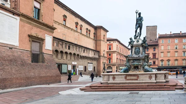 Piazza del nettuno mit Brunnen in Bologna — Stockfoto