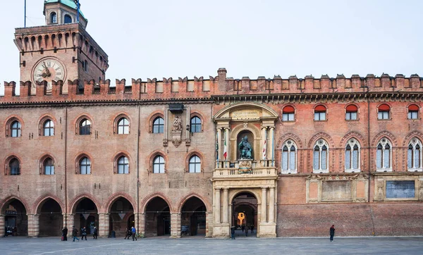 Палаццо д "Аккурсио на площади Пьяцца Маджоре в Болонье — стоковое фото