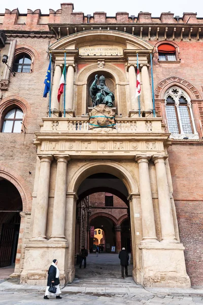 Ingången till Palazzo d'Accursio i Bologna city — Stockfoto