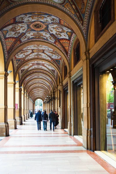 Piazza Cavour Bologna arcade insanlarda — Stok fotoğraf