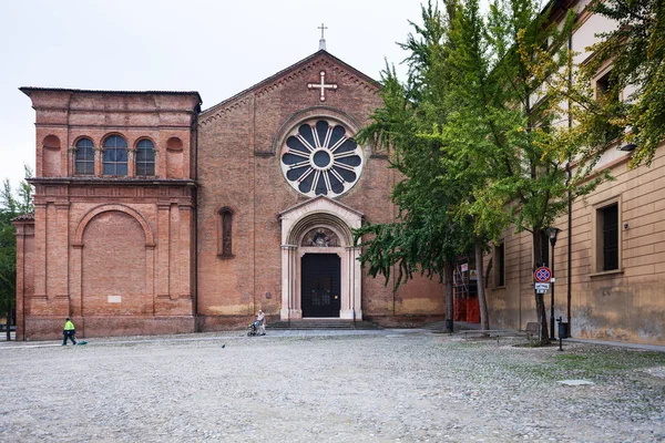 Čelní pohled z baziliky San Domenico v Bologni — Stock fotografie