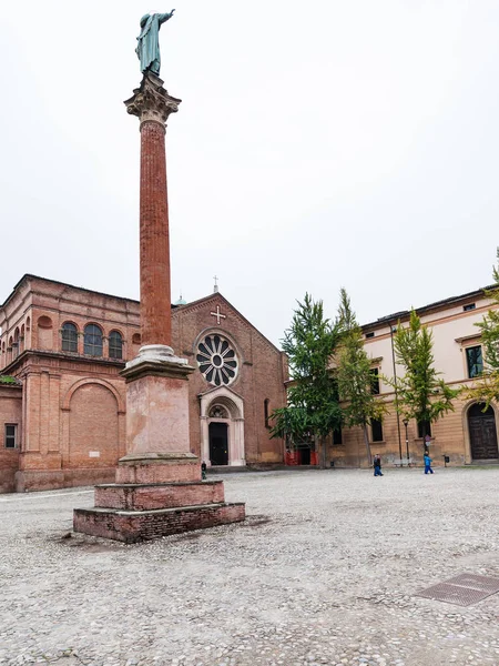 Pomnik St Dominic i bazyliki San Domenico — Zdjęcie stockowe