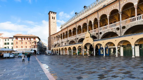 insanlar ve Palazzo della Ragione Padua yılında