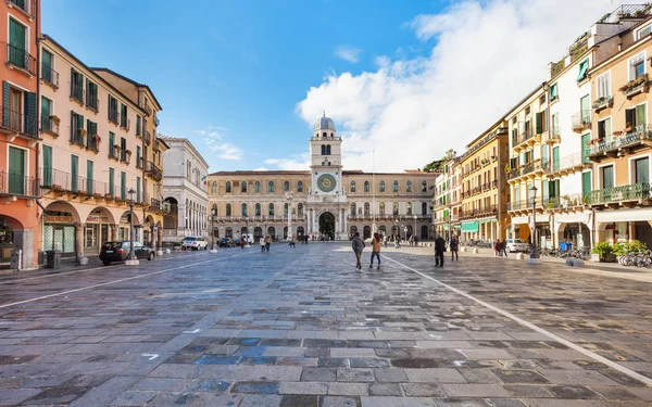 Toeristen op de Piazza dei Signori in Padua stad — Stockfoto