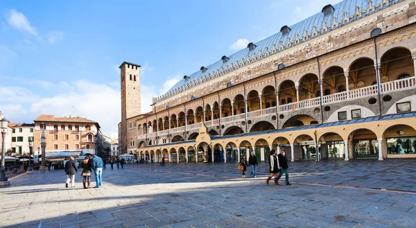 Tourists and Palazzo della Ragione in Padua — Stock Photo, Image