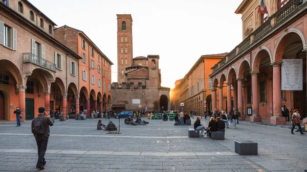 Bolonya 'daki Piazza Giuseppe Verdi' deki insanlar