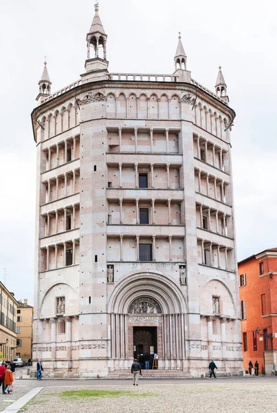 Vista frontal del Baptisterio en la ciudad de Parma — Foto de Stock