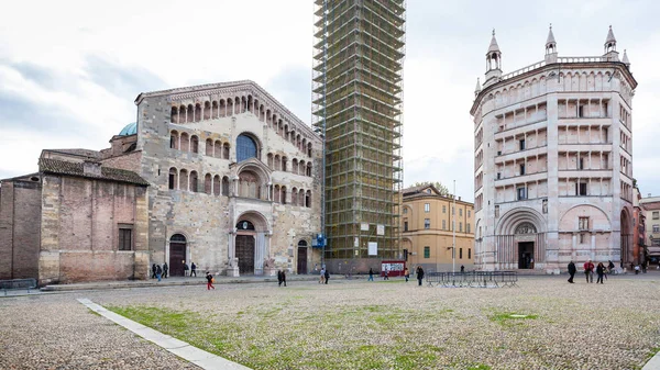 Duomo 大教堂和洗礼堂在大教堂广场上 — 图库照片
