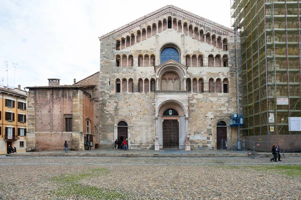 Widok z przodu z katedry na Piazza del Duomo — Zdjęcie stockowe