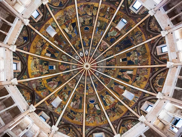 Painted ceiling of baptistery in Parma city — Stock Photo, Image