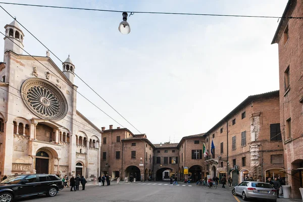 Lidé na Corso Duomo a katedrála ve městě Modena — Stock fotografie