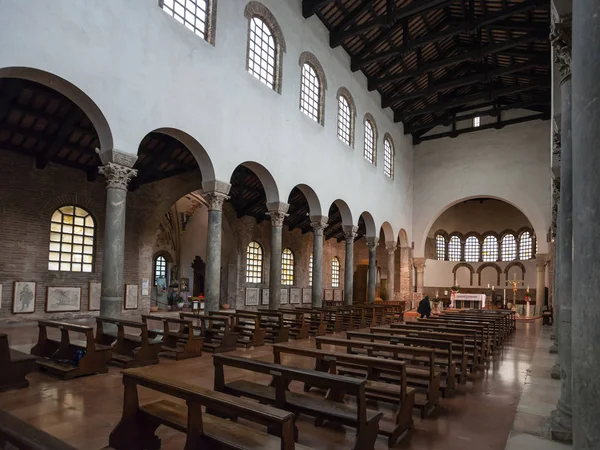 Innenraum der Basilika San Giovanni Evangelista — Stockfoto