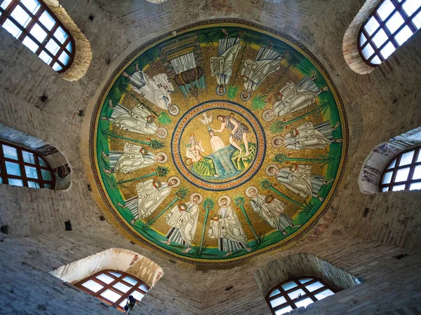Plafond mozaïek in ariaanse doopkapel in Ravenna — Stockfoto