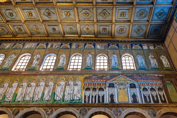 Sant Apollinare Nuovo sarayda Theodoric görüntüsünü