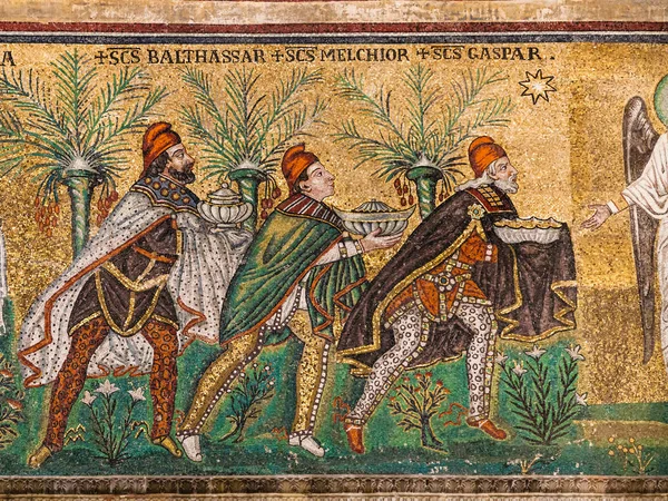 Мозаика с тремя волхвами из Сан-Аполлинаре-Нуово — стоковое фото
