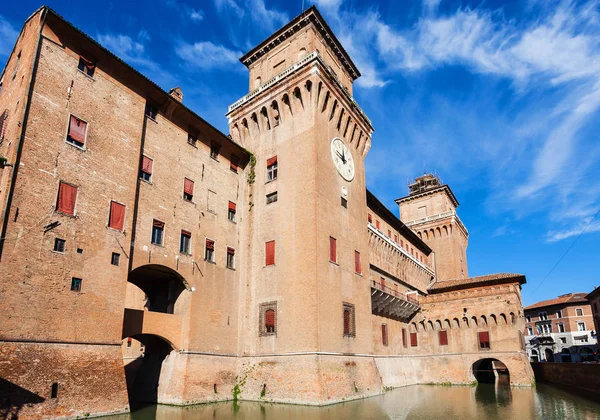 View of Castello Estense in Ferrara in sunny day — Stock Photo, Image