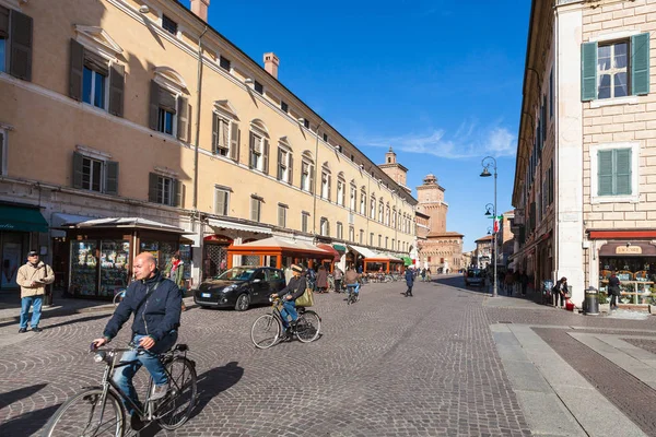 Blick auf den corso martiri della liberta in ferrara city — Stockfoto