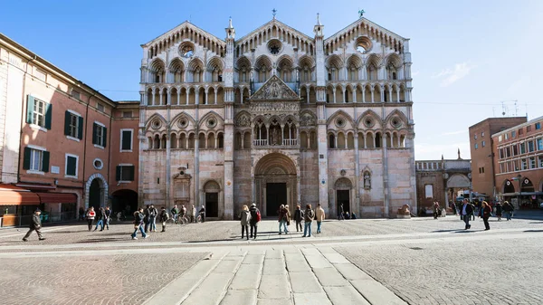 Duomo e turistas na piazza Cattedrale em Ferrara — Fotografia de Stock