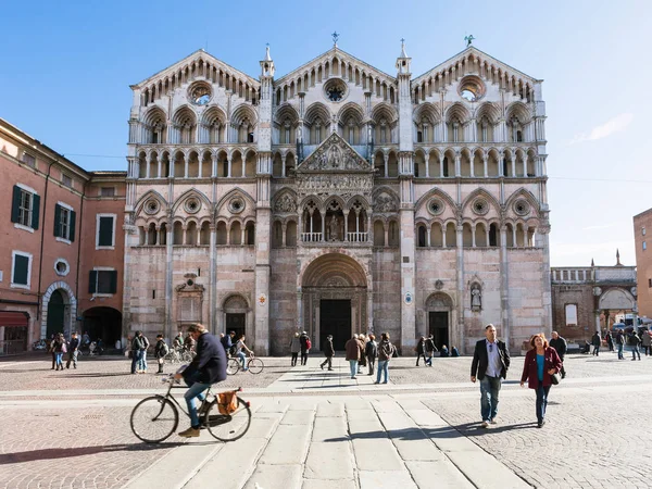 Catedral del Duomo y gente en la plaza de Ferrara —  Fotos de Stock