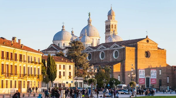 Prato della Valle and Basilica of Santa Giustina — Stock Photo, Image