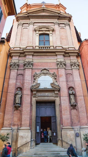Ihmiset lähellä Church of Santa Maria della Vita — kuvapankkivalokuva