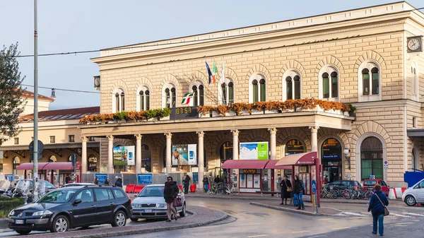 Touristes près de Gare centrale de Bologne — Photo