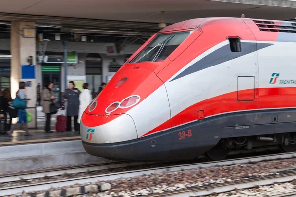 Train interurbain européen sur la gare de Bologne — Photo