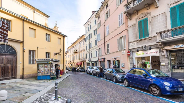 Lidé na ulici Strada Cavour v Parma — Stock fotografie