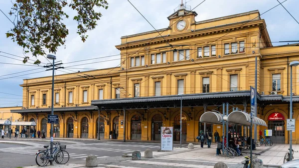 モデナ市の鉄道駅の建物 — ストック写真