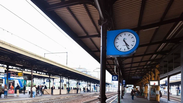Modena şehrinde tren istasyonu — Stok fotoğraf