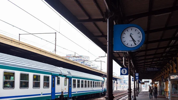 Trainen op treinstation in Modena city — Stockfoto