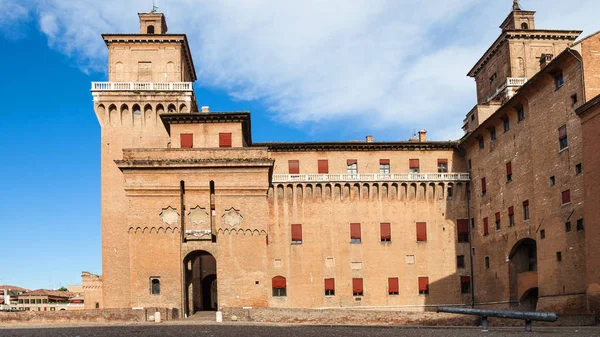 Pokaż Castel Estense w Ferrarze city od Piazza — Zdjęcie stockowe