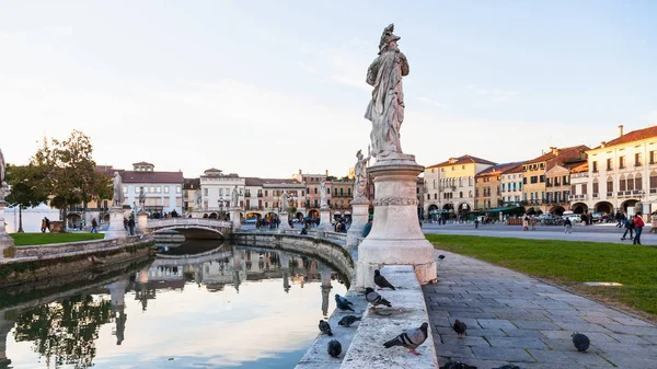 Mensen op het Prato della Valle in herfst avond — Stockfoto